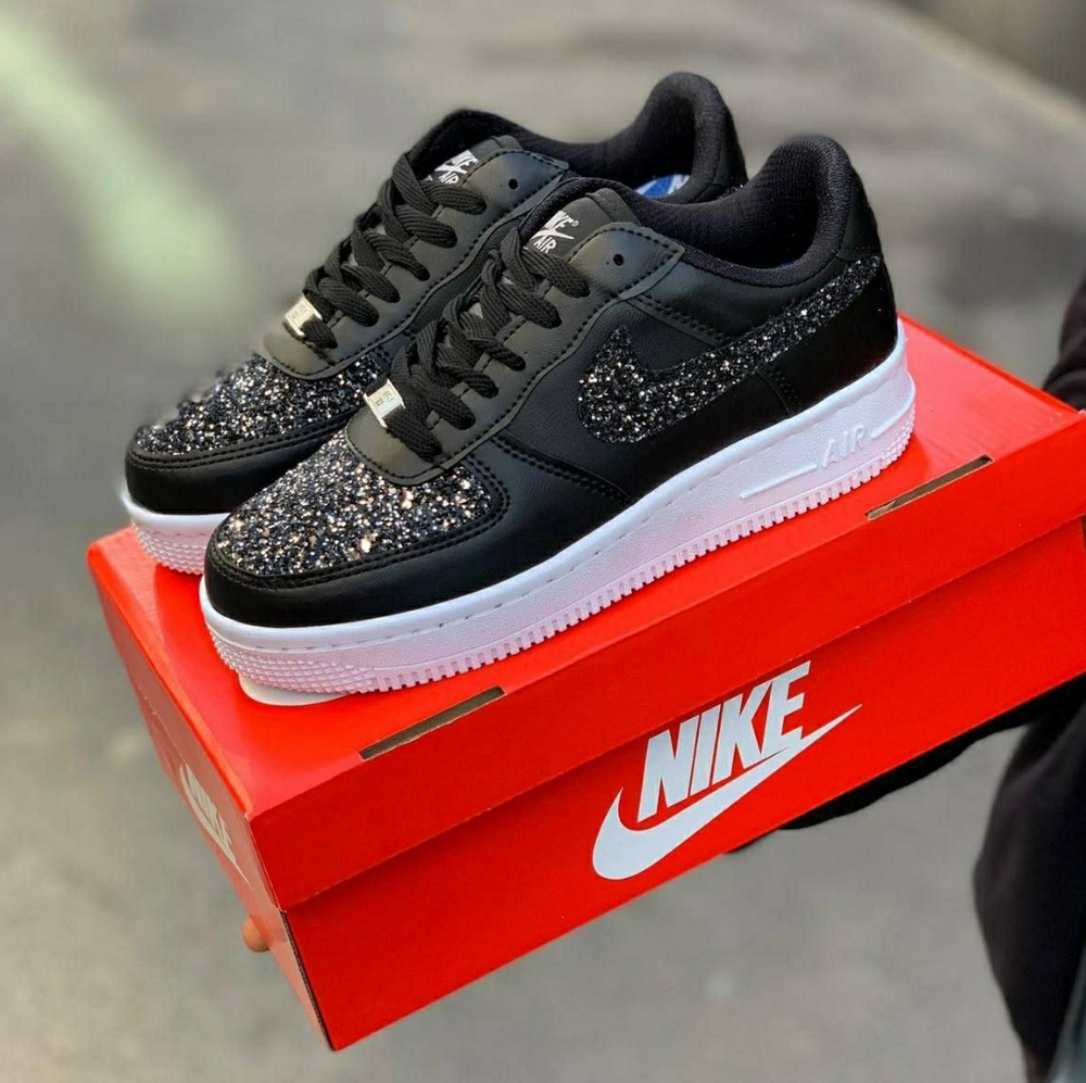 Tennis shoes